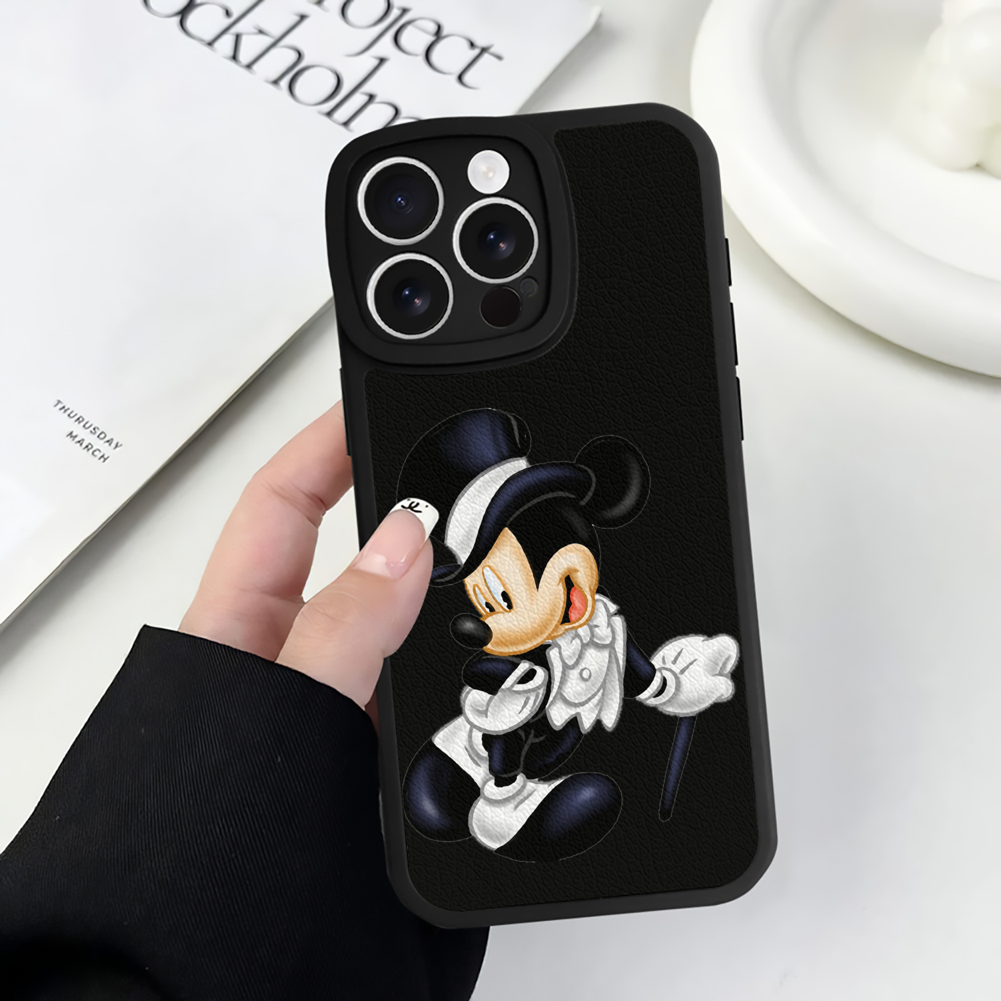 （画像用） ミッキーマウス Mickey Mouse 【iPhone 16シリーズ対応】シリコンスマホケース（レザー調） 材質：シリコン